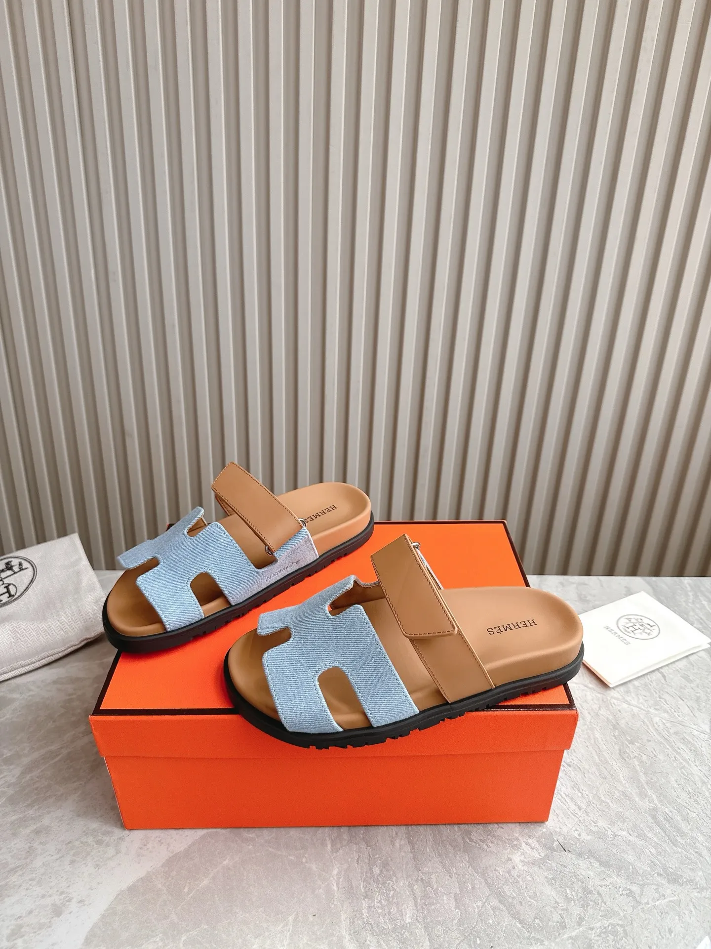 p480🐮🐮Couple model (top version) H family 2024 spring and summer new style HERMES Hermes' recently popular couple model pig nose angle sandals and slippers, paired with various colorful socks, popular. Upper: imported original deerskin (the genuine leather edging is not ordinary super migration). Lining: imported genuine leather. Outsole: Tpu non-slip and wear-resistant outsole. Size: Female 35-42 (40/42 non-returnable and non-exchangeable) Male size: 39-45 (45 non-refundable and non-exchangeable)